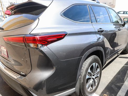 Used 2022 Toyota Highlander XLE FWD image 5