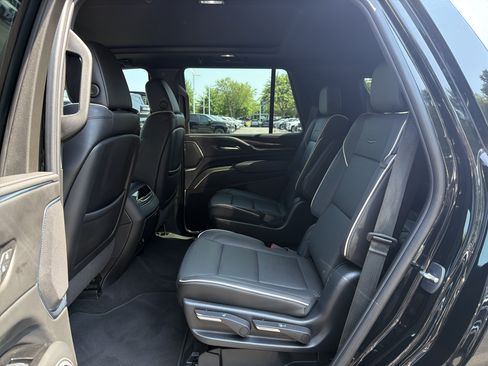 Used 2023 Cadillac Escalade Premium Luxury w/ Performance Package AWD/4WD image 32