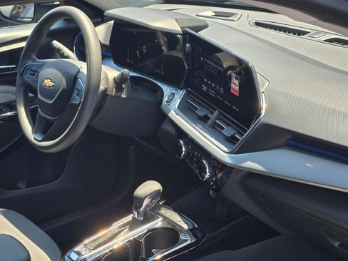 Certified 2025 Chevrolet Trax LT FWD image 8