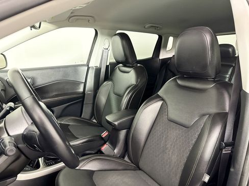 Used 2019 Jeep Compass Latitude w/ Cold Weather Group AWD/4WD image 17