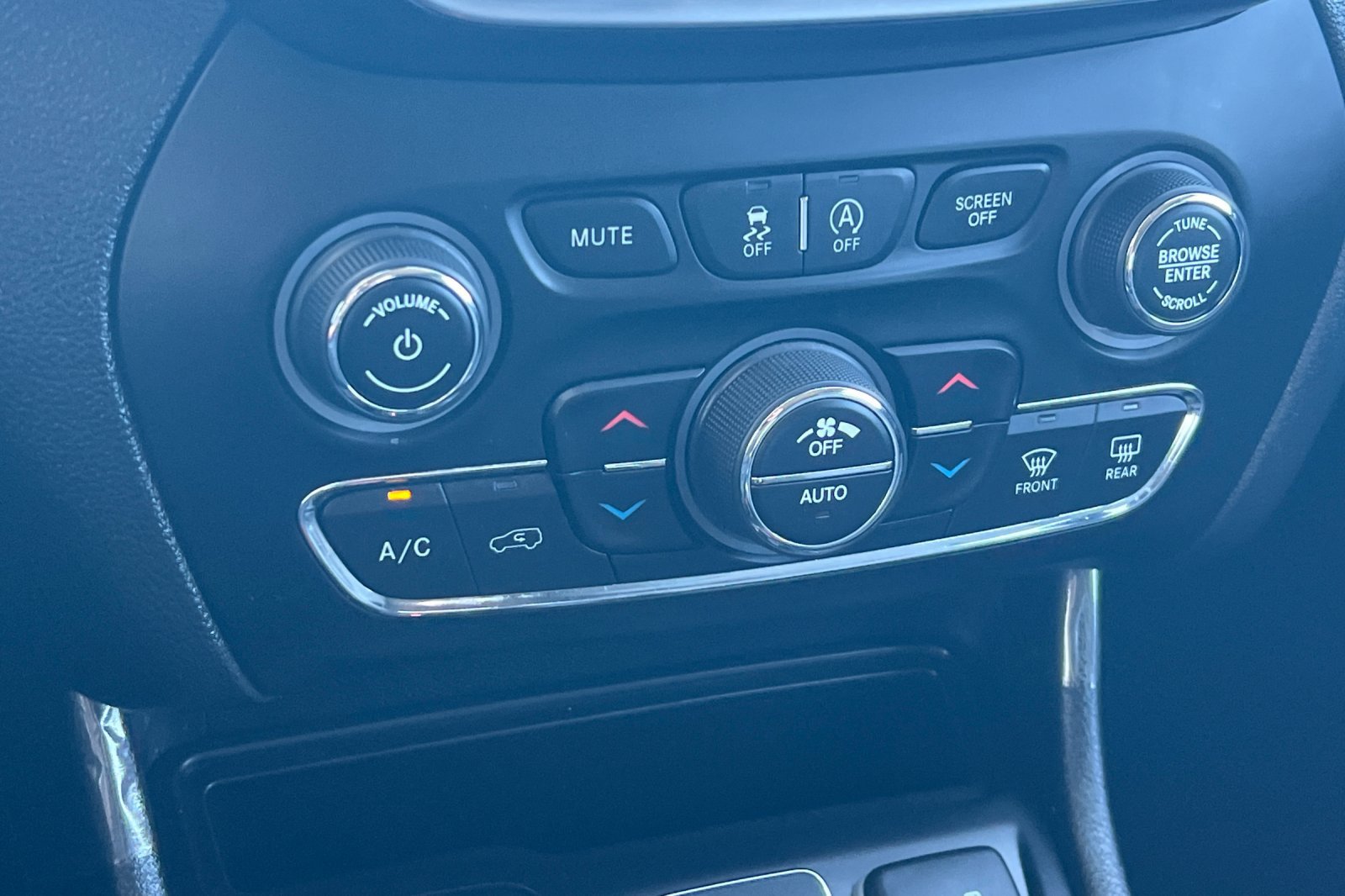 Used 2021 Jeep Cherokee Latitude Lux w/ Comfort/Convenience Group AWD/4WD image 17