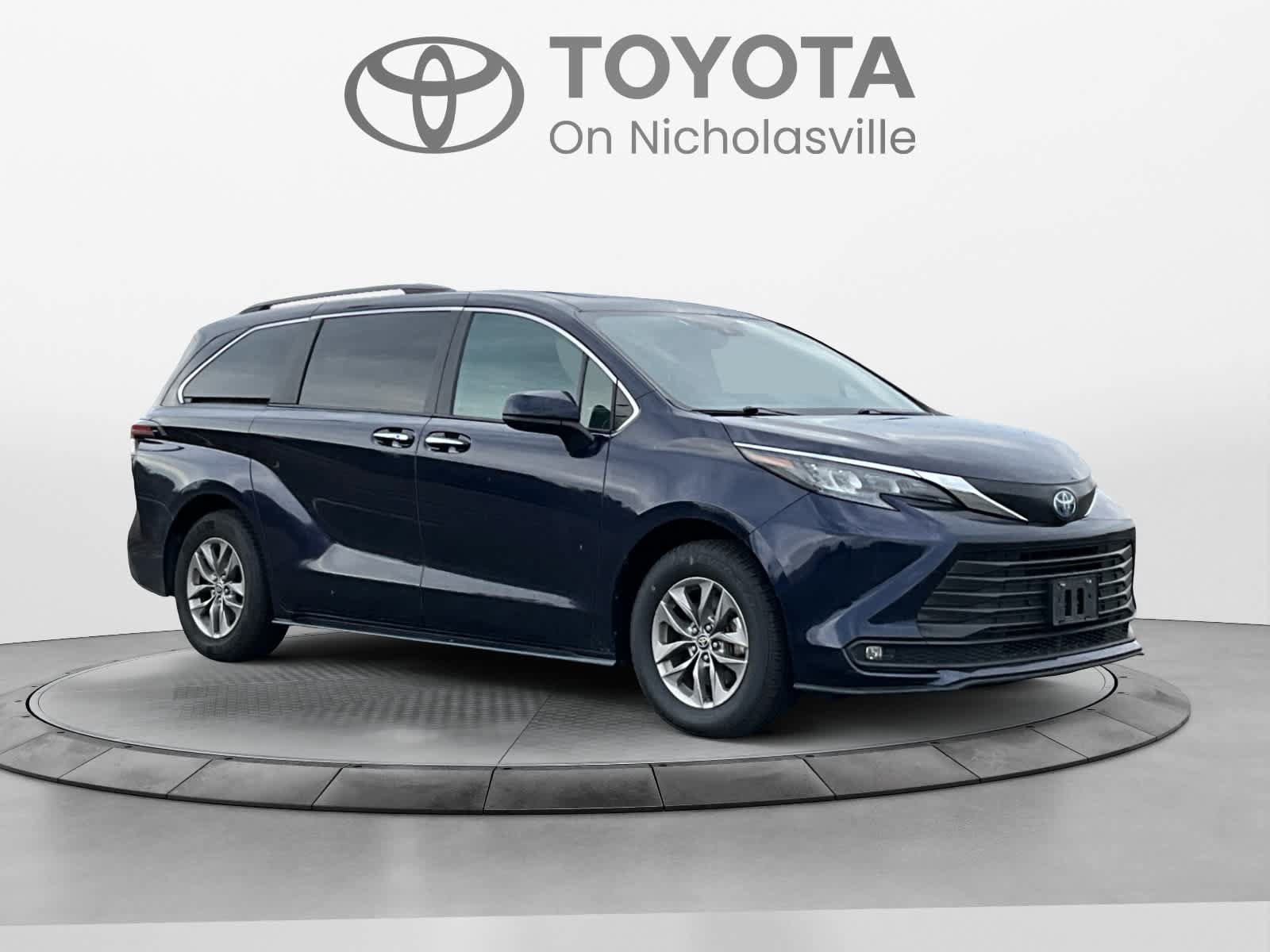 Used 2025 Toyota Sienna XLE FWD image 7