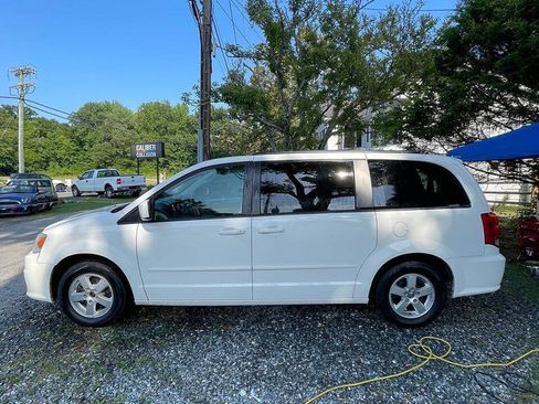 Used 2013 Dodge Grand Caravan SXT w/ Rear Park Assist Pkg FWD image 4