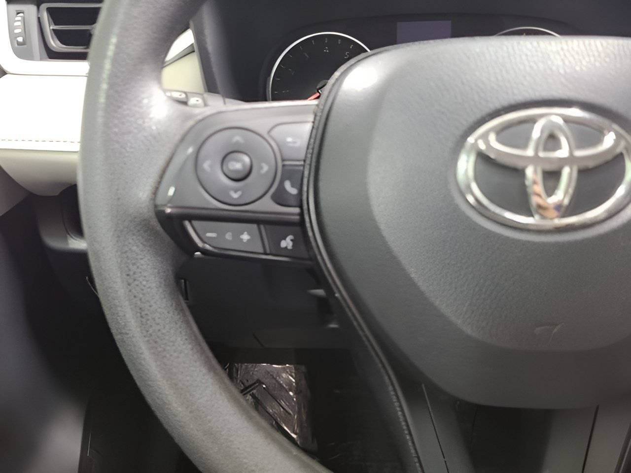 Used 2020 Toyota RAV4 XLE AWD/4WD image 25