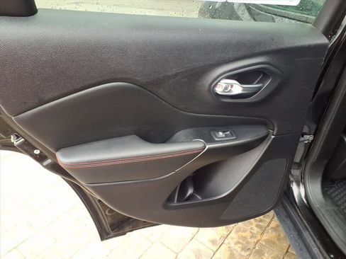 Used 2022 Jeep Cherokee Trailhawk image 13