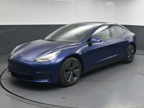 Used 2023 Tesla Model 3 Standard Range image 4