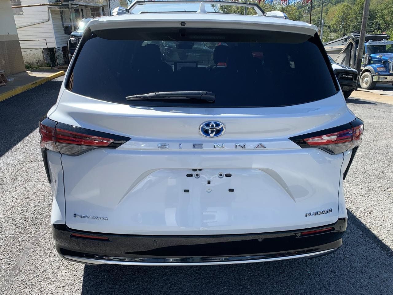 Used 2025 Toyota Sienna Platinum AWD/4WD image 4