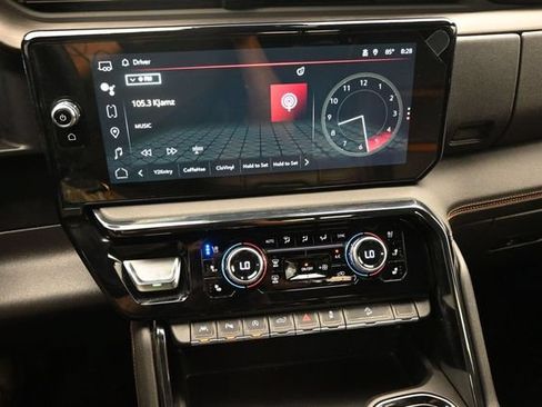 Used 2024 GMC Sierra 1500 AT4 w/ Technology Package AWD/4WD image 8