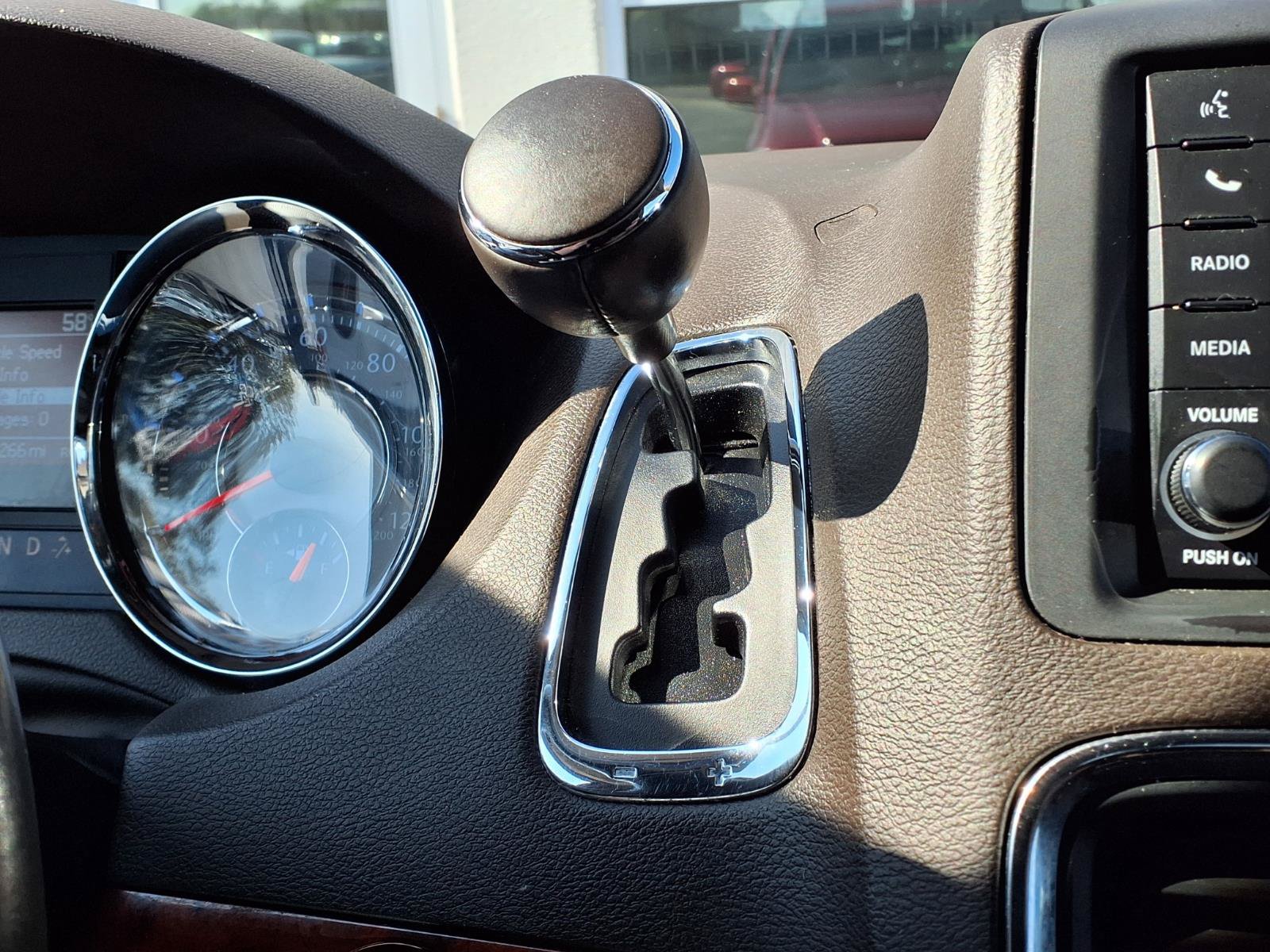 Used 2014 Chrysler Town & Country Touring FWD image 27