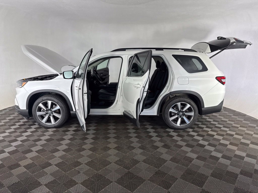 Certified 2025 Honda Pilot Touring image 14