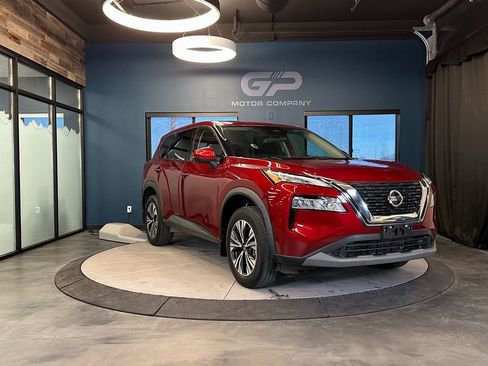 Used 2021 Nissan Rogue SV image 1