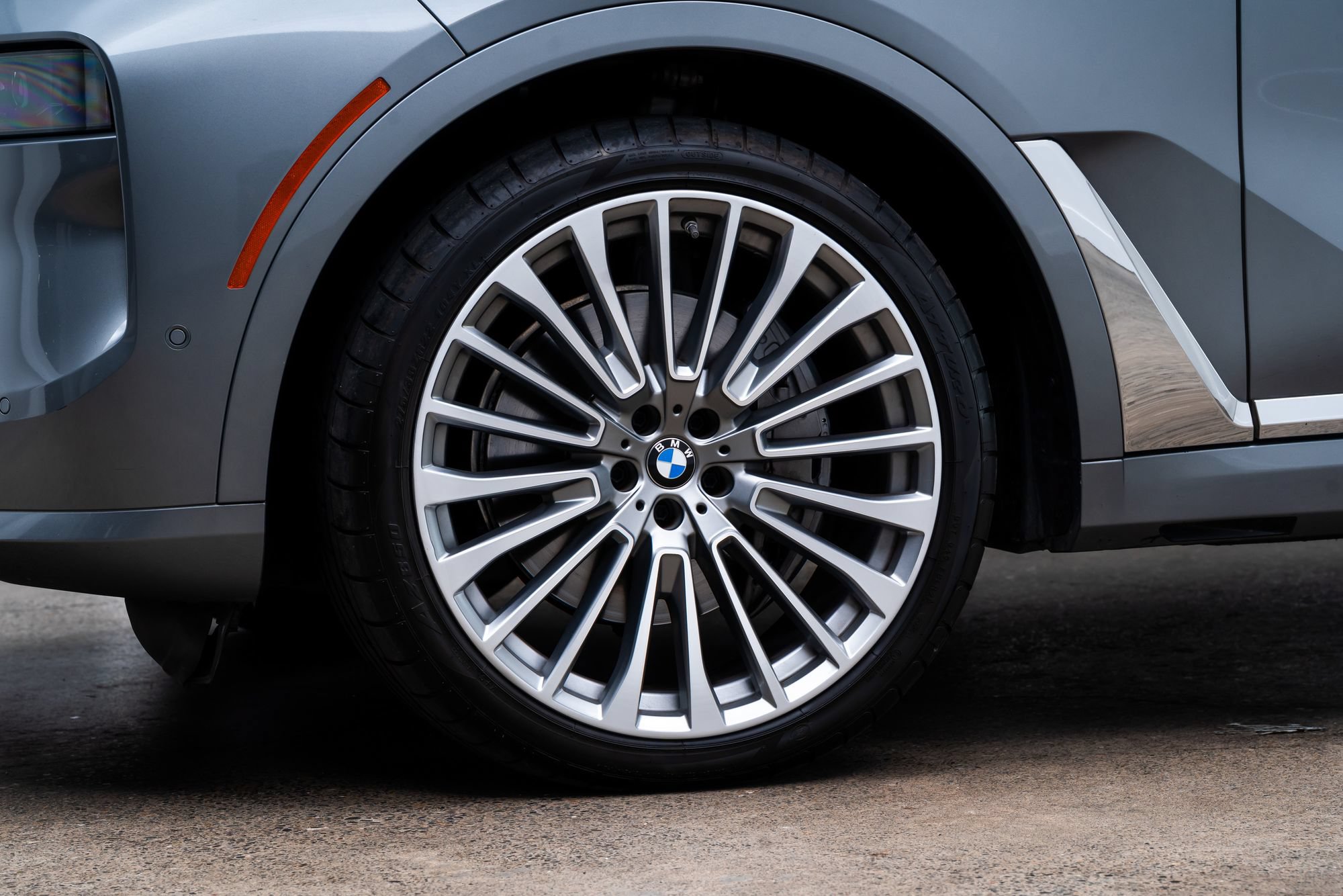 Used 2023 BMW X7 xDrive40i w/ Executive Package AWD/4WD image 4