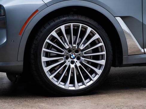 Used 2023 BMW X7 xDrive40i w/ Executive Package AWD/4WD image 4