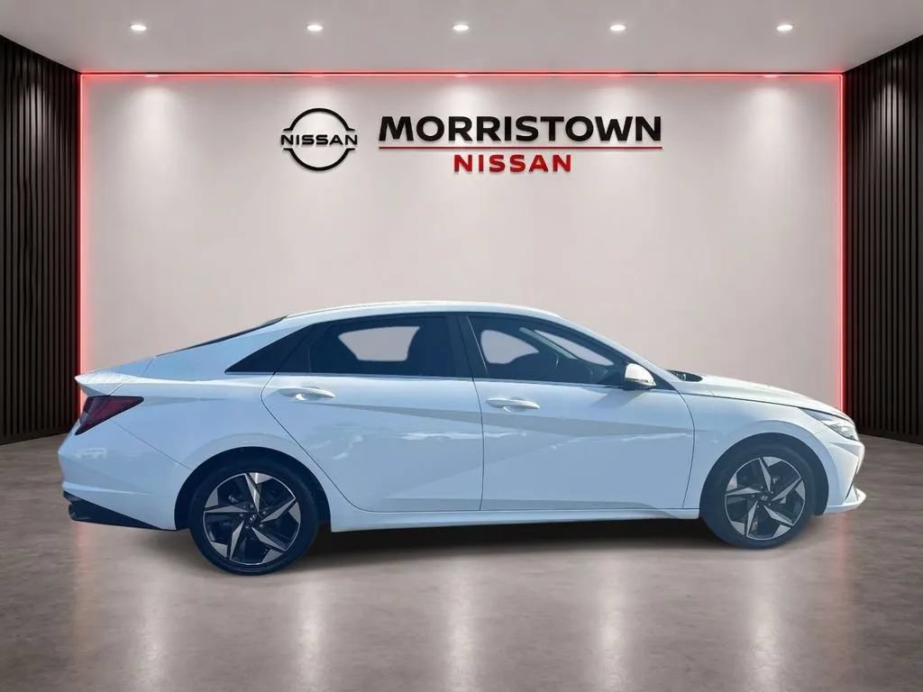 Used 2023 Hyundai Elantra Limited w/ Preferred Accessory Package FWD image 2