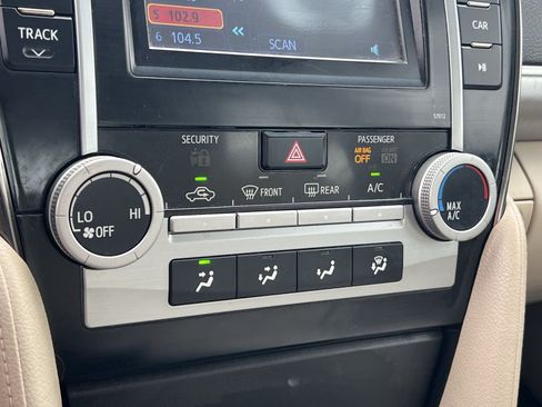 Used 2012 Toyota Camry LE FWD image 19