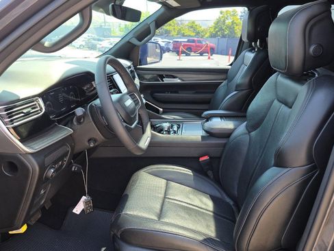 Used 2023 Jeep Wagoneer L Series III w/ Premium Group I AWD/4WD image 7