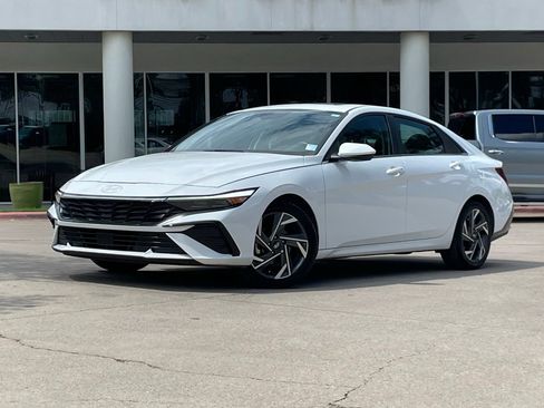 Used 2025 Hyundai Elantra SEL FWD image 2