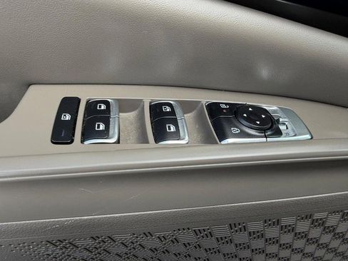 Used 2025 Kia Carnival FWD image 22