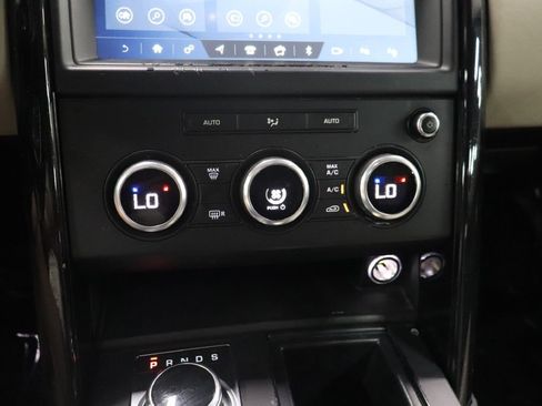 Used 2019 Land Rover Discovery SE image 26