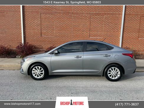 Used 2022 Hyundai Accent SEL image 2