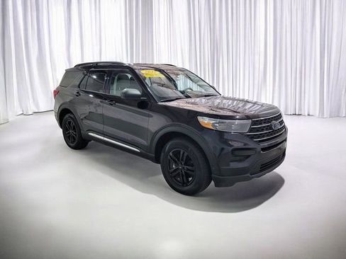 Used 2022 Ford Explorer XLT image 2