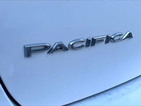 Used 2017 Chrysler Pacifica Touring-L FWD image 30