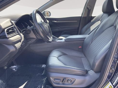 Used 2021 Toyota Camry SE FWD image 3