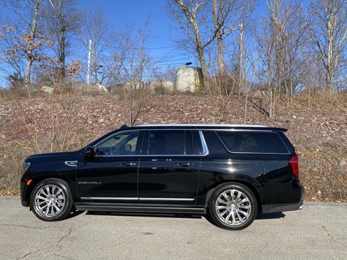 Used 2022 GMC Yukon XL Denali w/ Denali Ultimate Package image 3