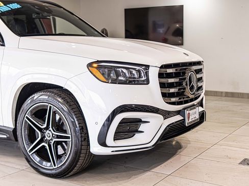 Used 2025 Mercedes-Benz GLS 450 4MATIC image 3