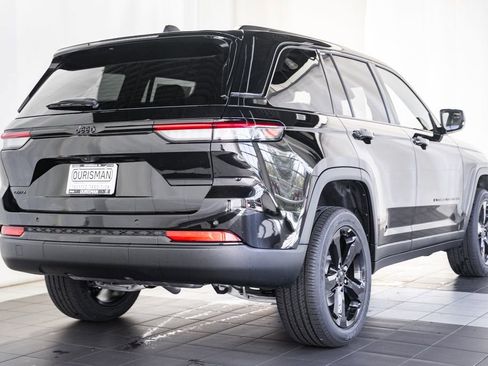 New 2025 Jeep Grand Cherokee image 4