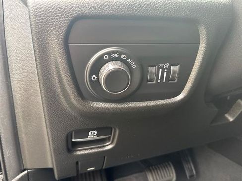 Used 2023 Jeep Grand Cherokee Laredo w/ Luxury Tech Group I AWD/4WD image 13
