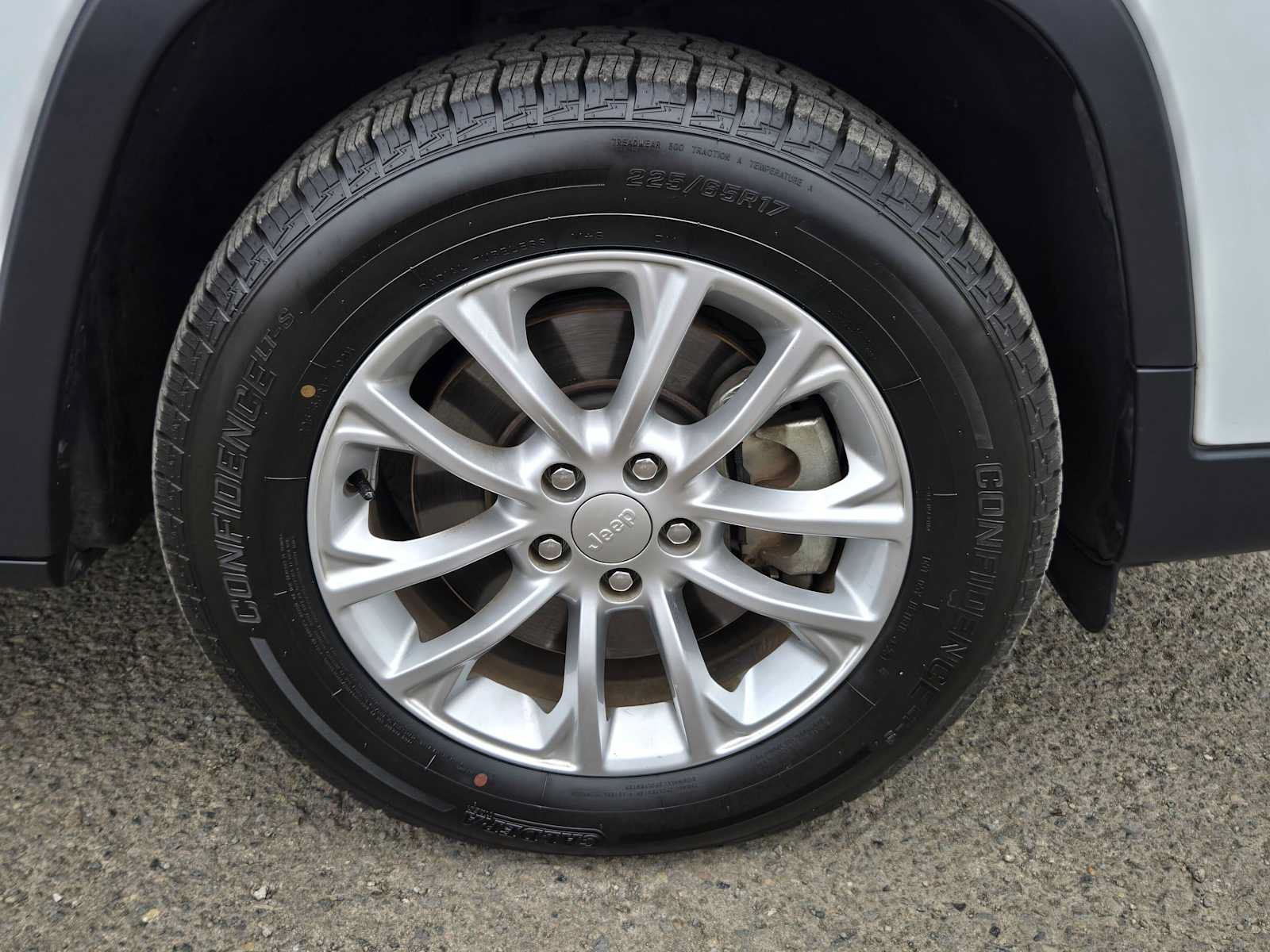 Used 2019 Jeep Cherokee Latitude w/ Popular Appearance Group AWD/4WD image 10