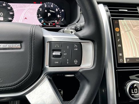 Used 2024 Land Rover Discovery Metropolitan Edition image 24