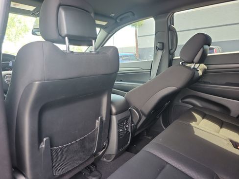 Used 2021 Jeep Grand Cherokee Laredo AWD/4WD image 11