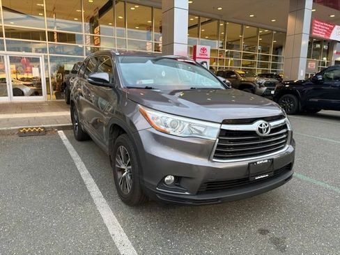 Used 2016 Toyota Highlander XLE AWD/4WD image 3