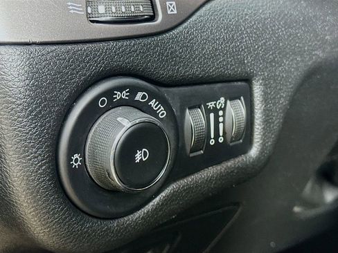 Used 2019 Jeep Cherokee Latitude Plus AWD/4WD image 12