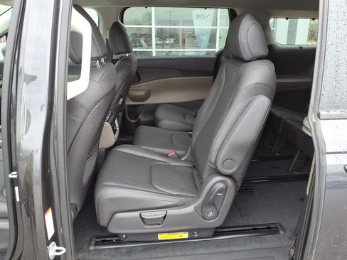 New 2026 Kia Carnival EX FWD image 10