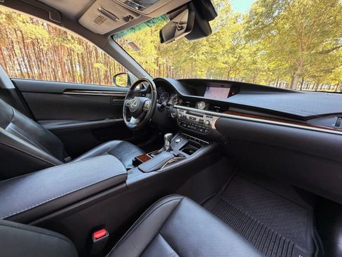 Used 2018 Lexus ES 350 w/ Luxury Package w/Wood Trim FWD image 19