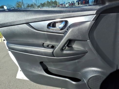 Used 2018 Nissan Rogue S image 11