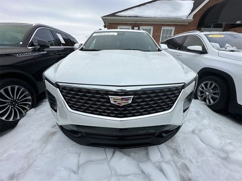 Used 2024 Cadillac XT4 Premium Luxury image 11