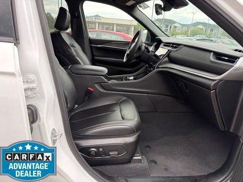 Used 2024 Jeep Grand Cherokee Limited w/ Black Appearance Package AWD/4WD image 13