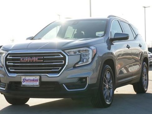Used 2024 GMC Terrain SLT image 3