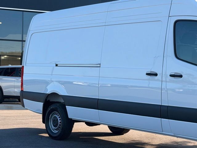Used 2025 Mercedes-Benz Sprinter 2500 image 4