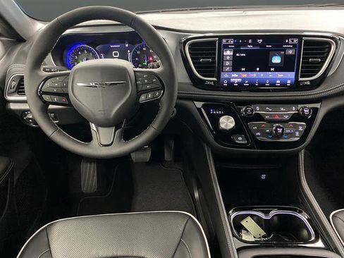 New 2026 Chrysler Pacifica Limited w/ S Appearance Package image 5