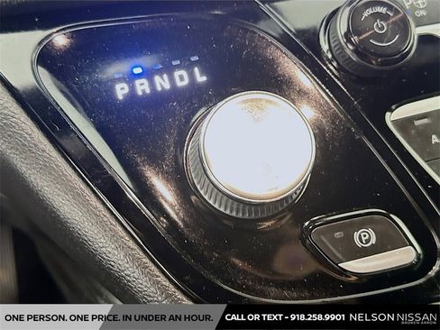 Used 2022 Chrysler Pacifica Limited w/ Uconnect Theater Family Group image 17