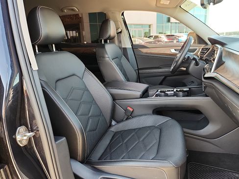Used 2024 Volkswagen Atlas SE w/ Black Wheel Package FWD image 15