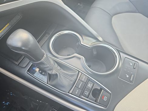 Used 2020 Toyota Camry XLE w/ Sunroof Package FWD image 22