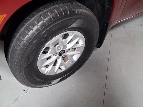 Used 2024 Nissan Frontier SV w/ Technology Package RWD image 9