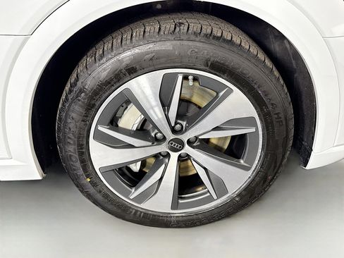 Used 2024 Audi Q8 e-tron Premium Plus w/ Premium Plus Package image 32