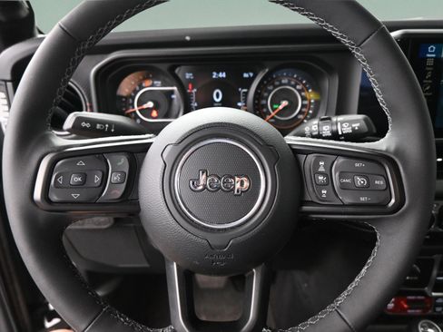 Used 2025 Jeep Wrangler Unlimited Rubicon AWD/4WD image 27